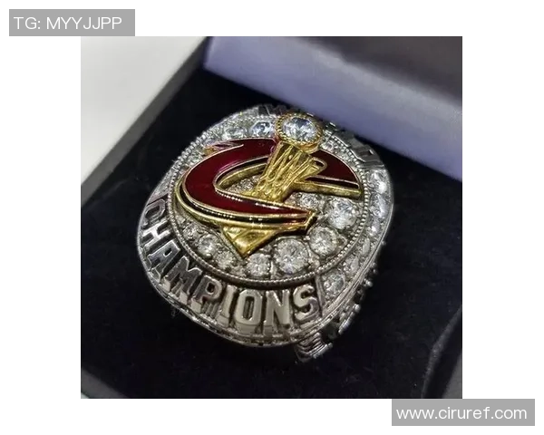 哈滕社媒晒总冠军戒指细节 内藏小戒指展现冠军荣耀与精致设计 哈滕社媒晒总冠军戒指细节 内藏小戒指展现冠军荣耀与精致设计